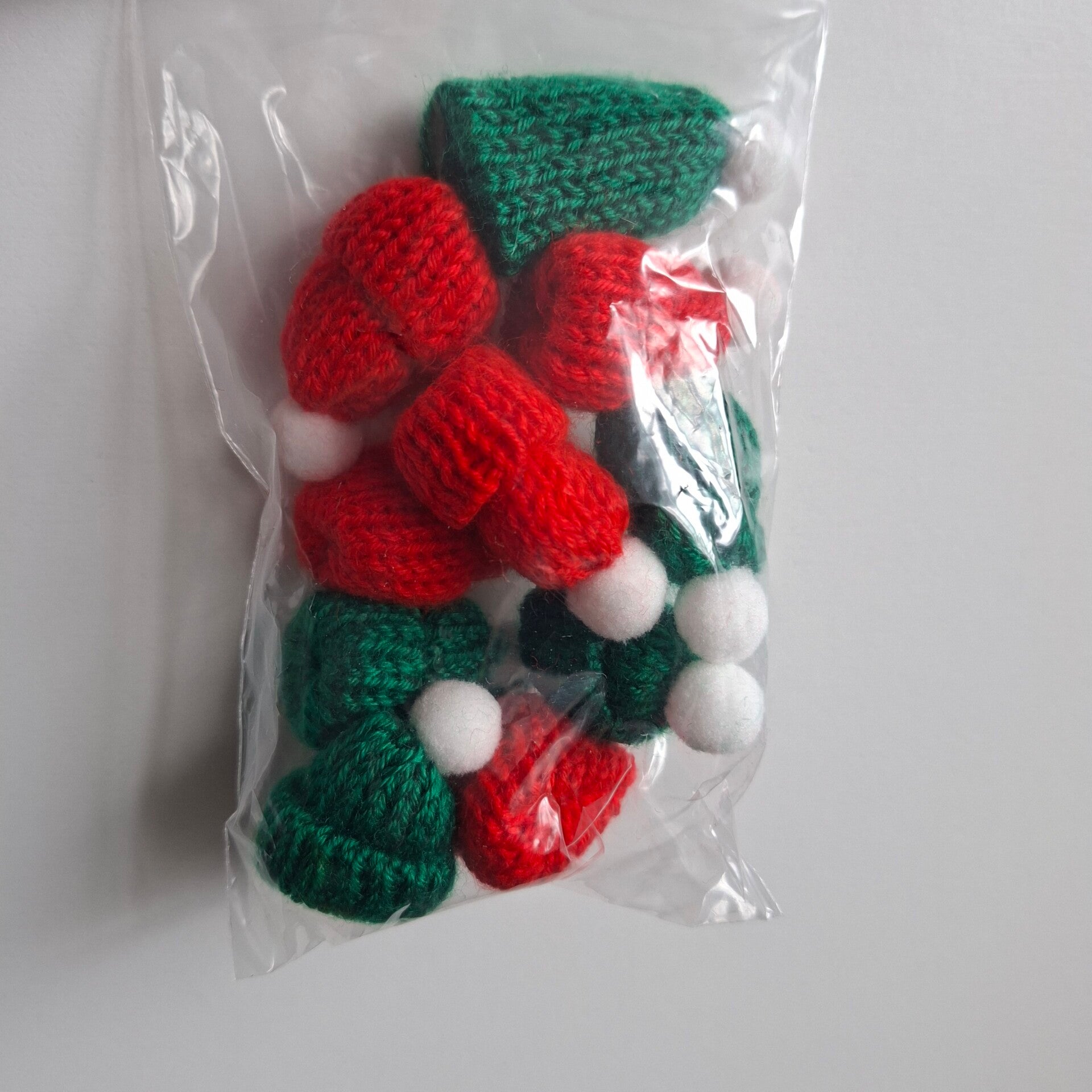 LV - mini wintermutsen rood en groen 10 stuks