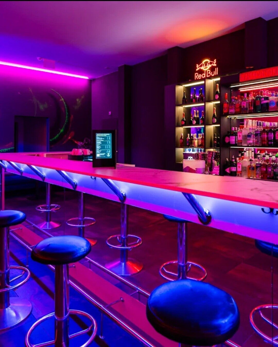 Comptoir et tabourets du bar lounge du Club Anaconda à Lausanne.