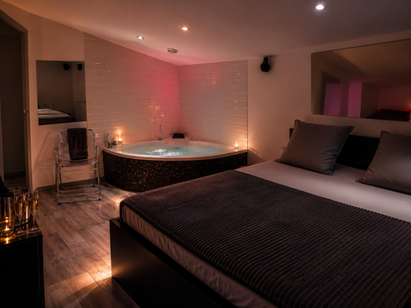 Love Room avec Jacuzzi privatif
