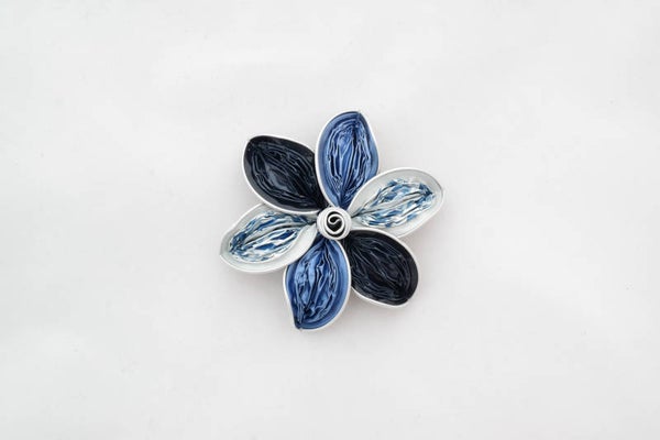 broche blauw