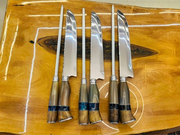 Conjunto faca e chaira 10’ polegadas, aço inox 4mm, cabo variado em madeira imbuia, resina e chifre bovino claro