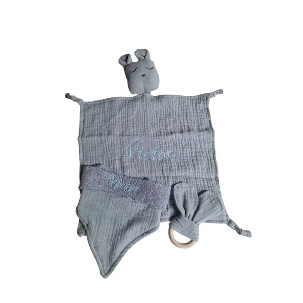 Gepersonaliseerd knuffeldoekje + bandana-slab & houten bijtring set – schattig kraamcadeau