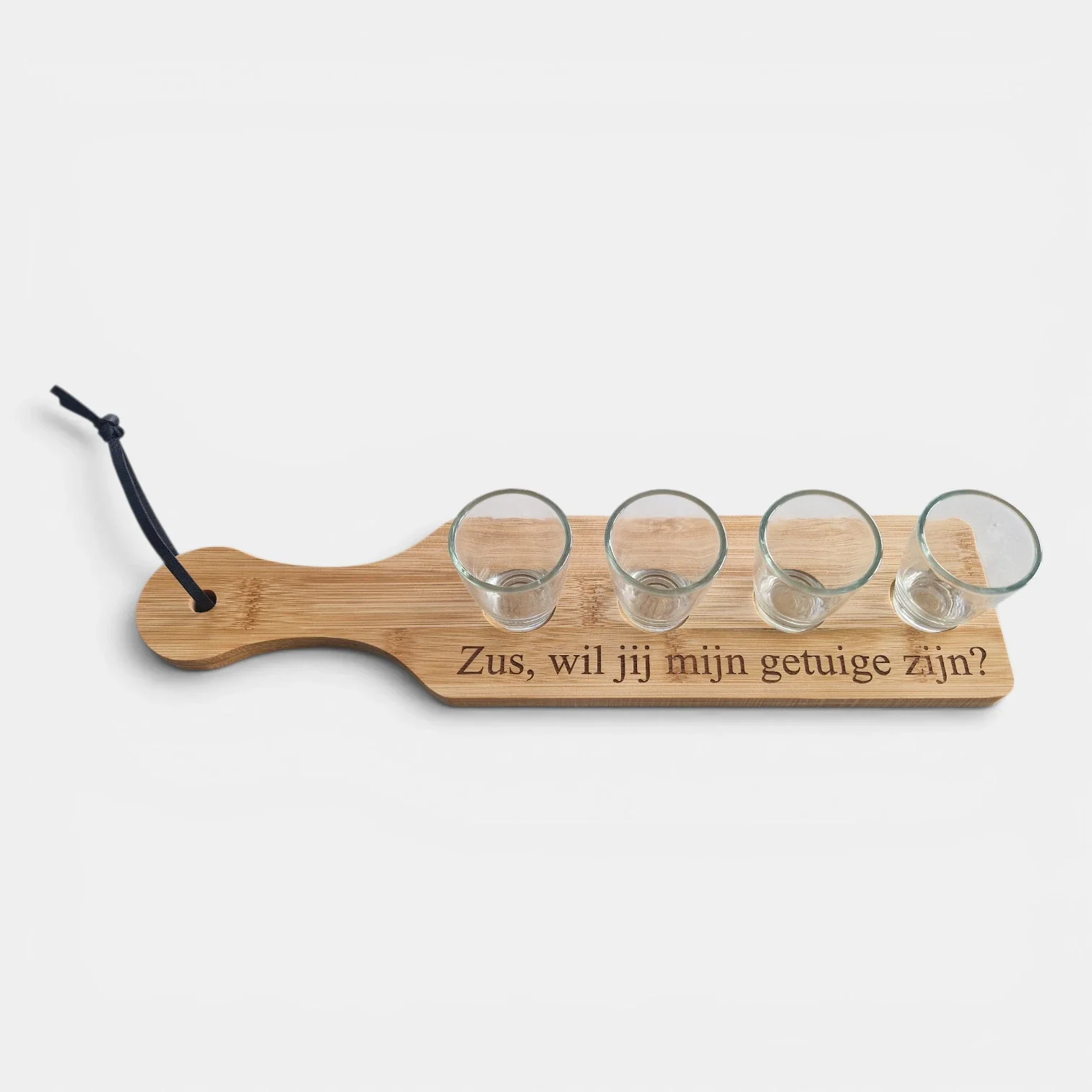 Houten plankje met shotglaasjes gepersonaliseerd