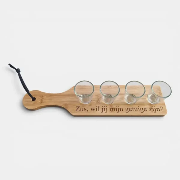Houten plankje met shotglaasjes gepersonaliseerd