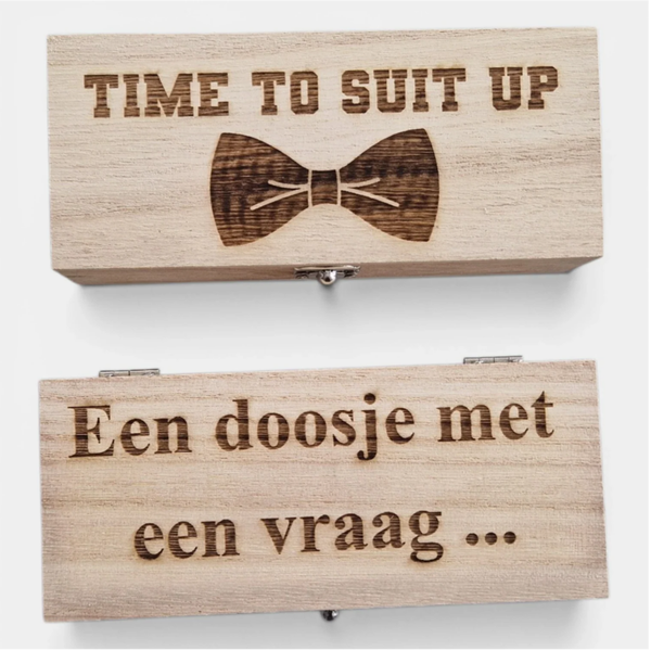 Flesopener getuige vragen in houten geschenkdoos
