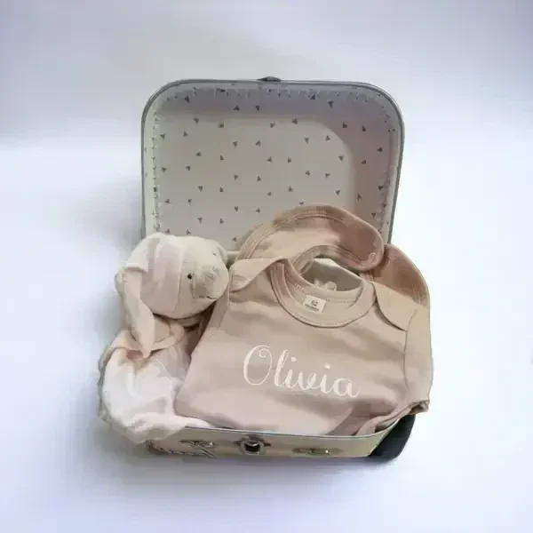 Koffertje met gepersonaliseerde geboortecadeaus