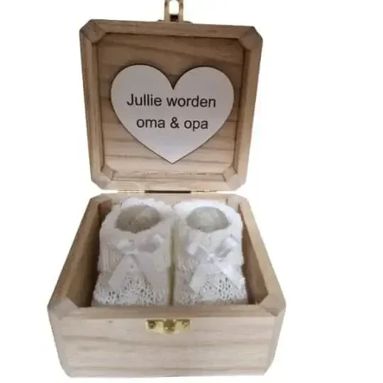 Houten kistje zwangerschapsaankondiging gepersonaliseerd