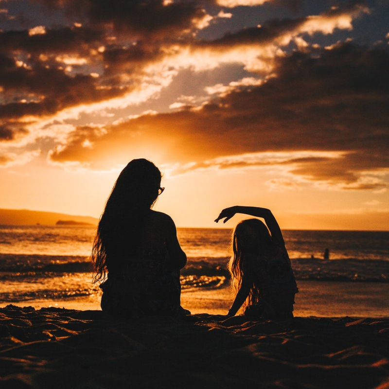 Mondo Yoga: mamma e figlia in riva al mare