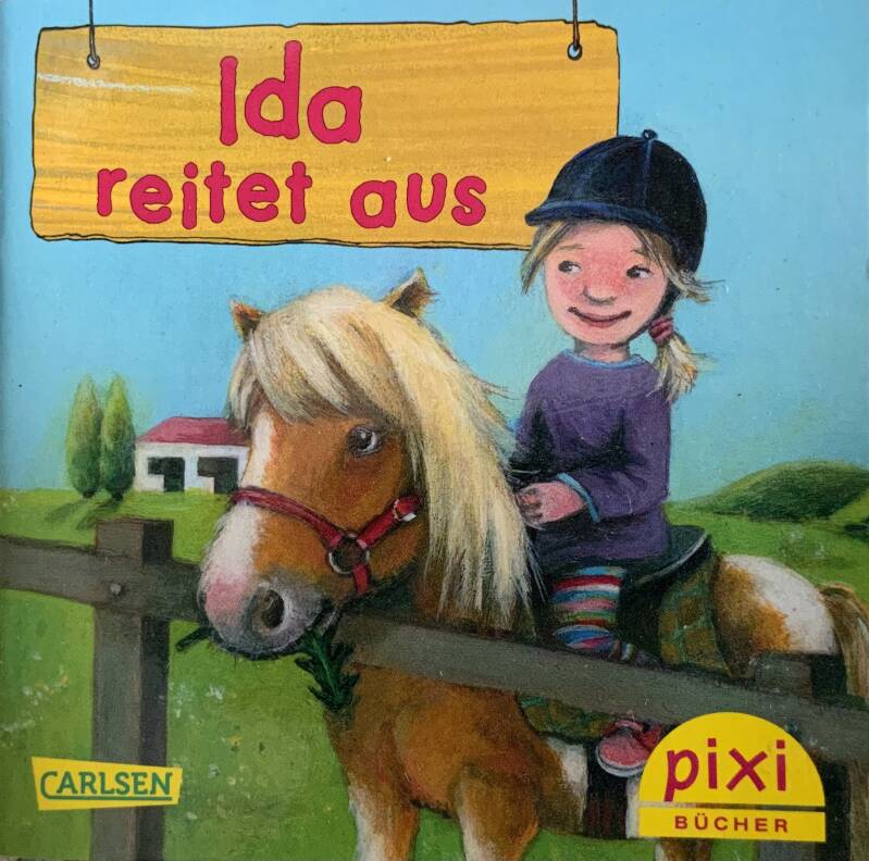 Kleines Mädchen lernt reiten