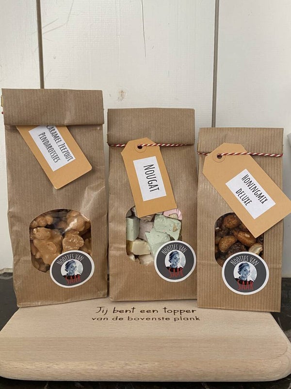 Plankje met honing mix deluxe, nougat en caramel zeezout pinda rotsjes