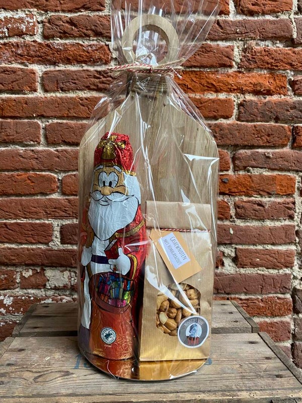 Pakketje met: Een plankje, cashewnoten met Himalaya zout en een chocolade Kerstman