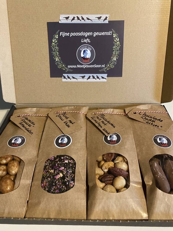 Brievenbuspakketje met: bloid met jouw thee, tiramisu amandelen, chocolade dadels en macadamiamix met Himalaya zout