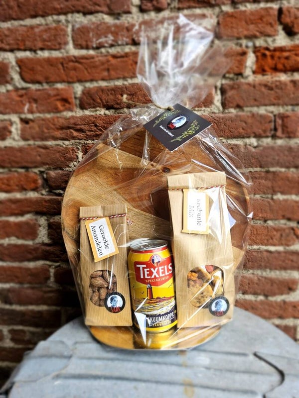 Pakketje Ronde eikenplank met een biertje en lekkers