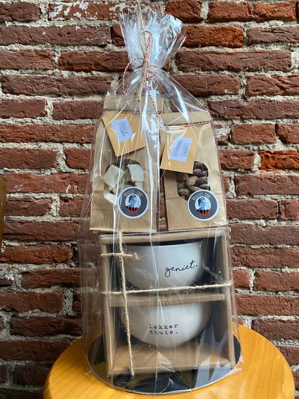 Pakketje met: 2 schaaltjes, gerookte amandelen en nougat