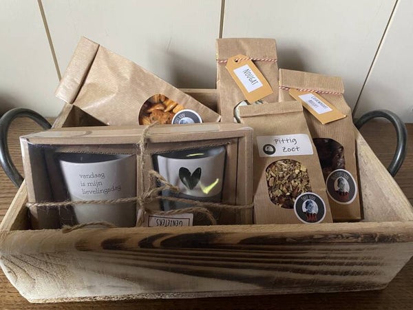 Dienblad met 2 kopjes, nougat, thee, cashewnoot rotsjes, zoute mix