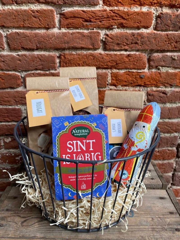 Pakketje met: Een mandje, chocolade kerstman, XMAS thee, nougat, chocolade pinda’s en cookie fudge rotsjes