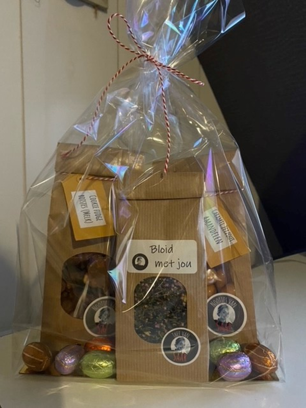 Paaspakketje 1 Bloid met jouw thee, cookie fudge rotsjes, caramel zeezout 'paasei' amandelen.