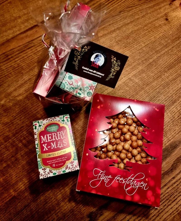 Kerst pakketje, goed gevulde kerstboom met kerstT