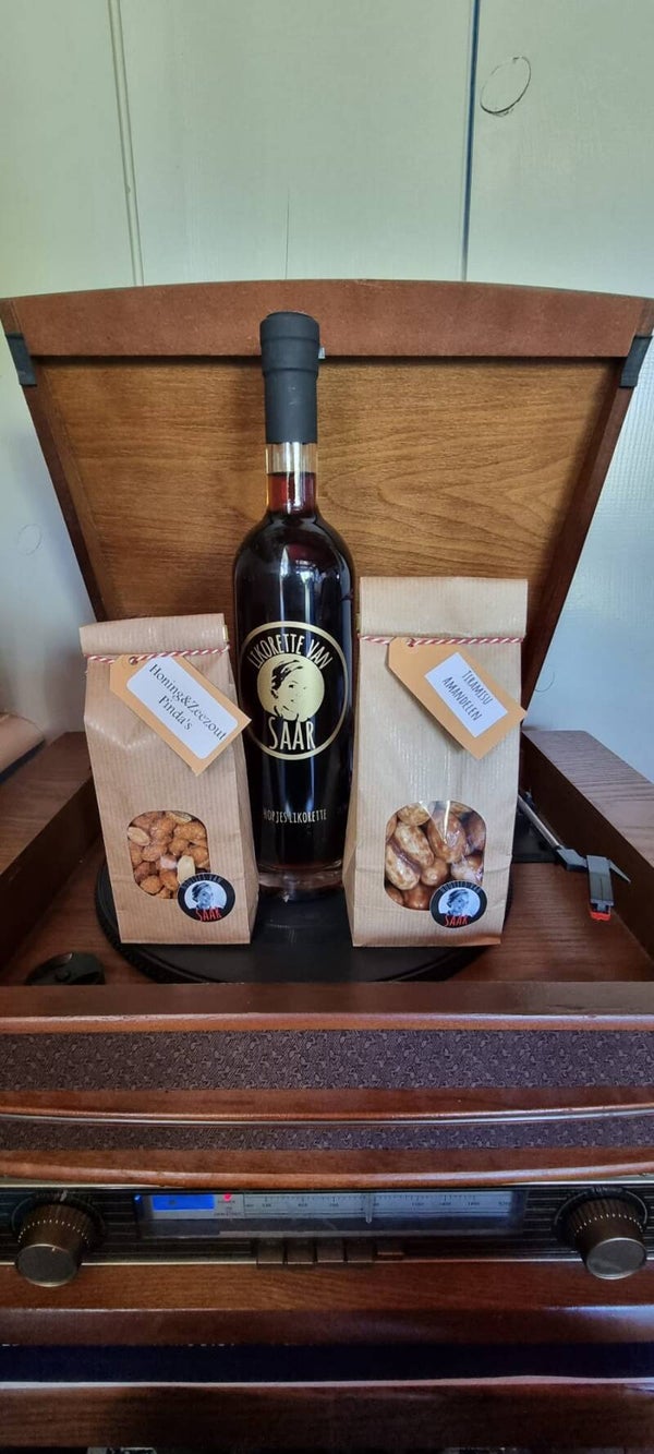 Pakketje met: likorette van Saar en lekkers.