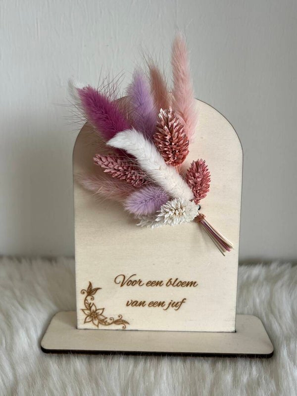 Houten plankje met droogbloemen
