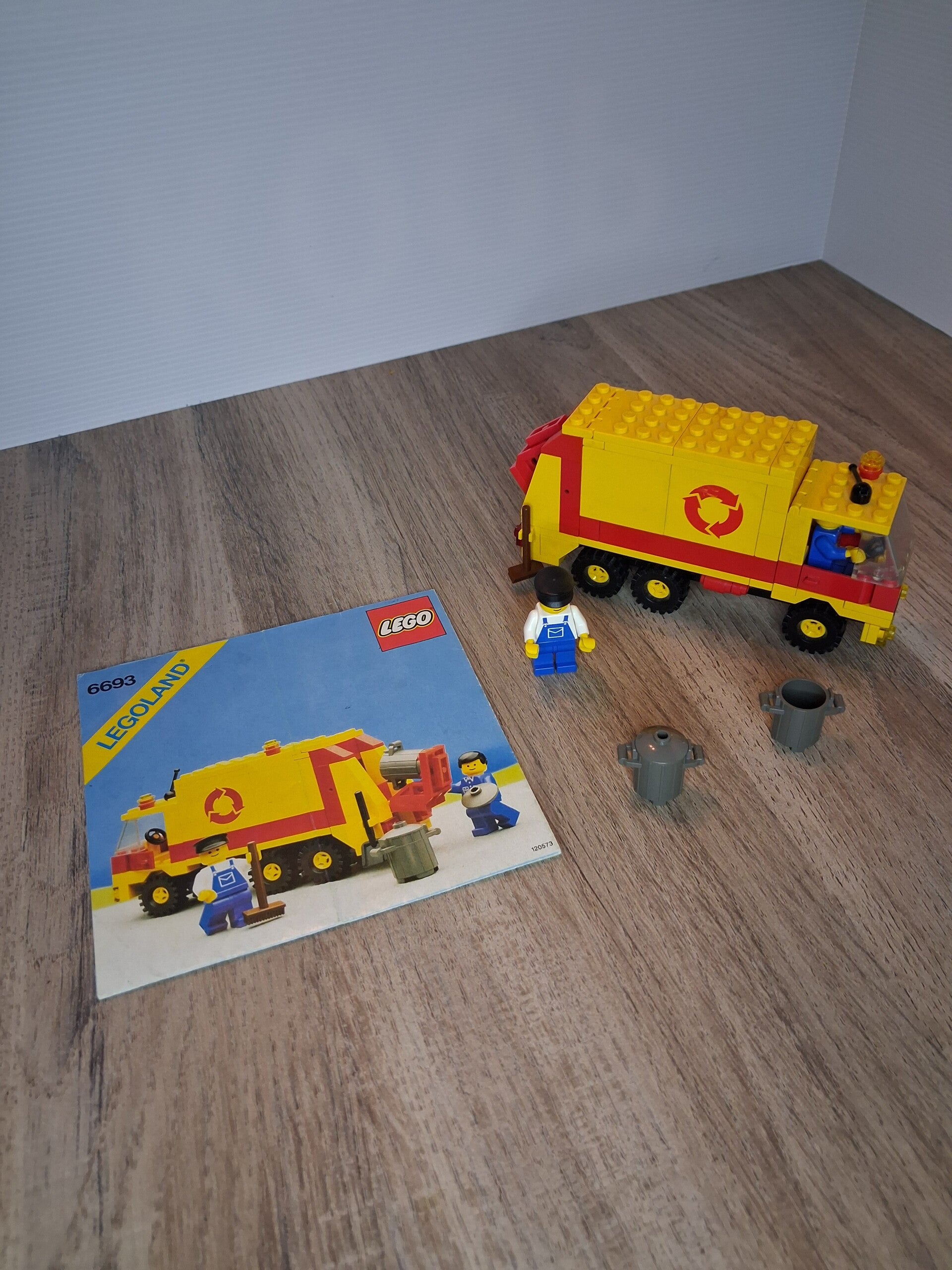 2 LEGO 6693 – Garbage Truck (LEGOLAND Town Series)