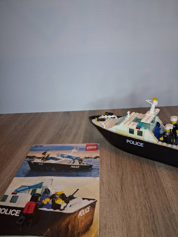 2 LEGO 4010 – Police Rescue Boat (1987)