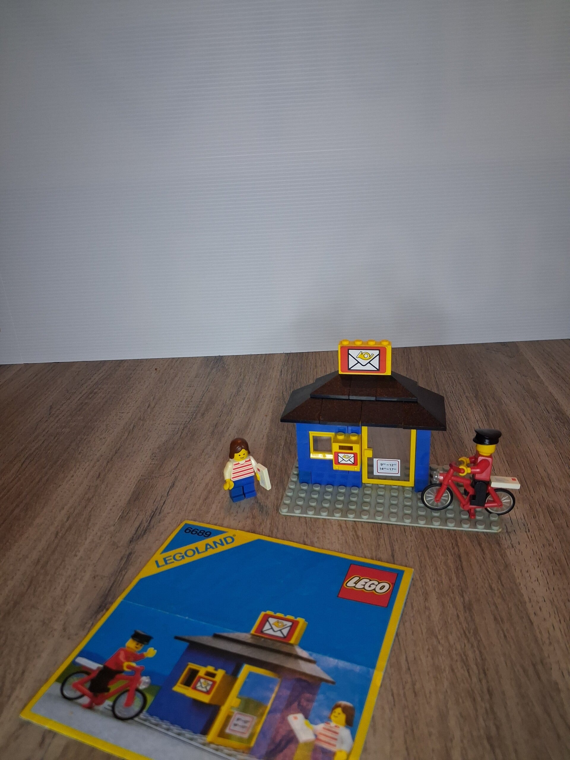 2 LEGO 6689 – Post Station (1985)