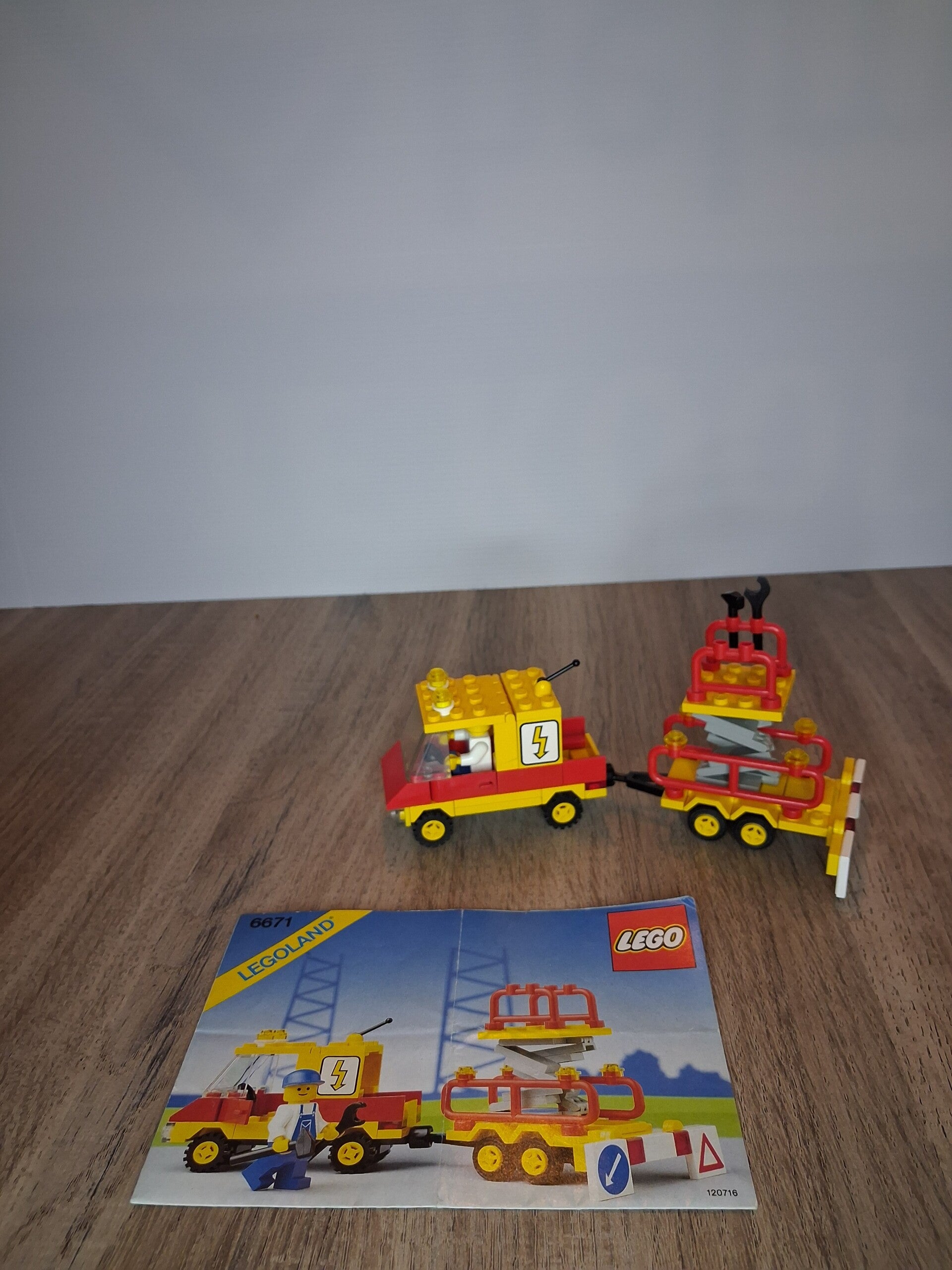 2 LEGO 6671 – Utility Repair Lift (1989)