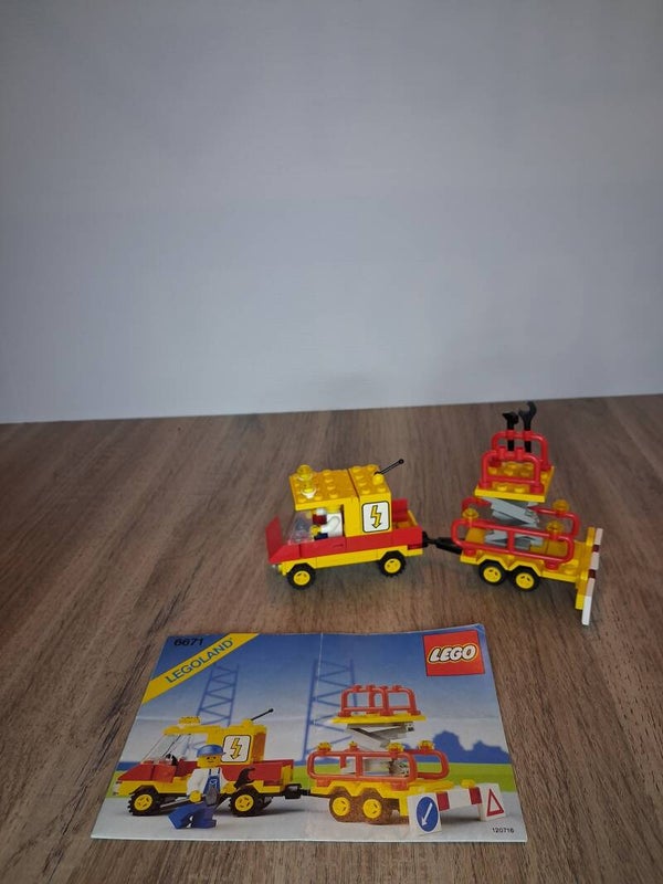 2 LEGO 6671 – Utility Repair Lift (1989)