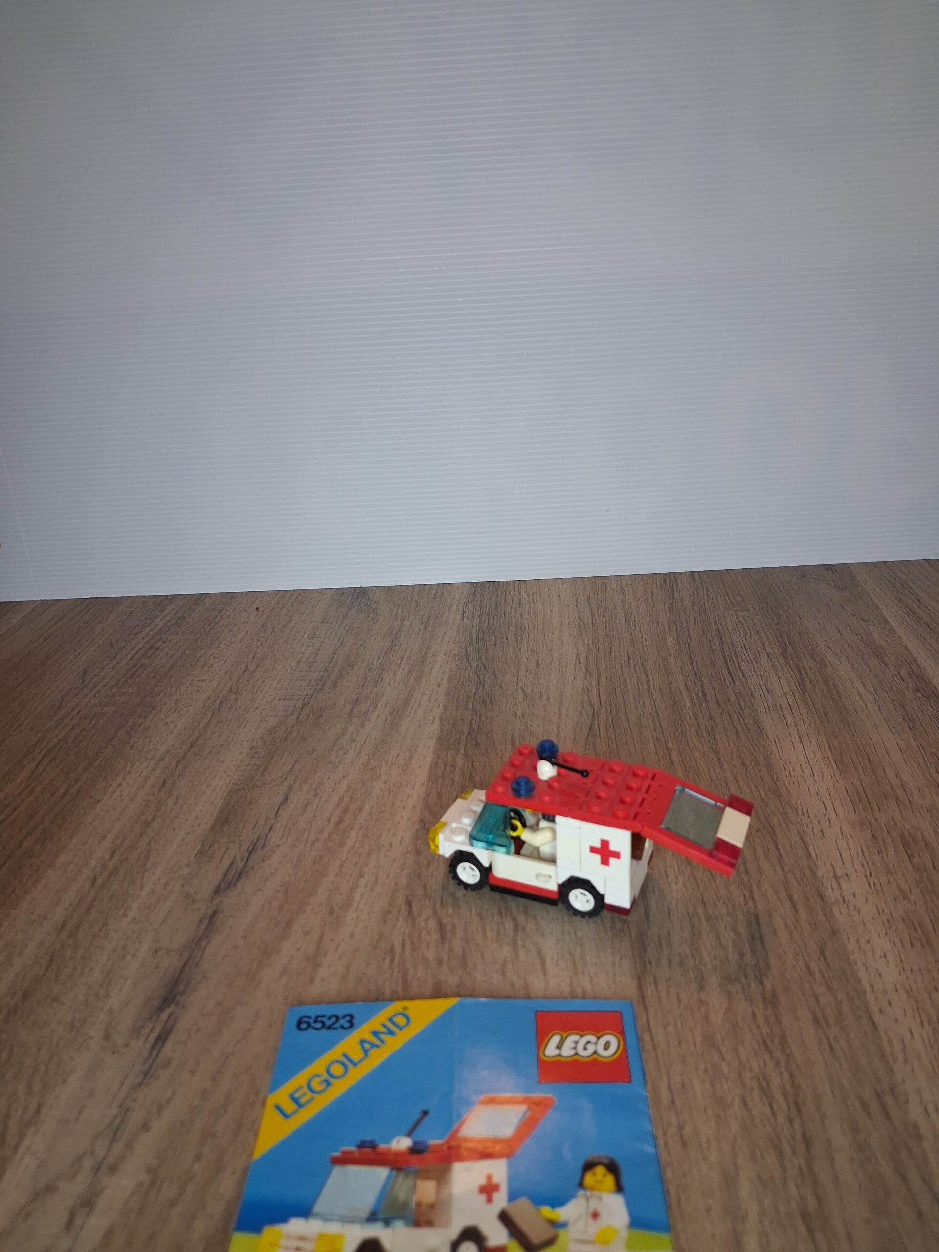 2 LEGO 6523 – Red Cross Ambulance (1987)