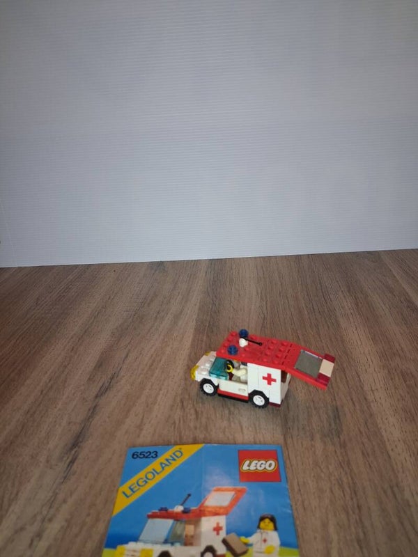 2 LEGO 6523 – Red Cross Ambulance (1987)