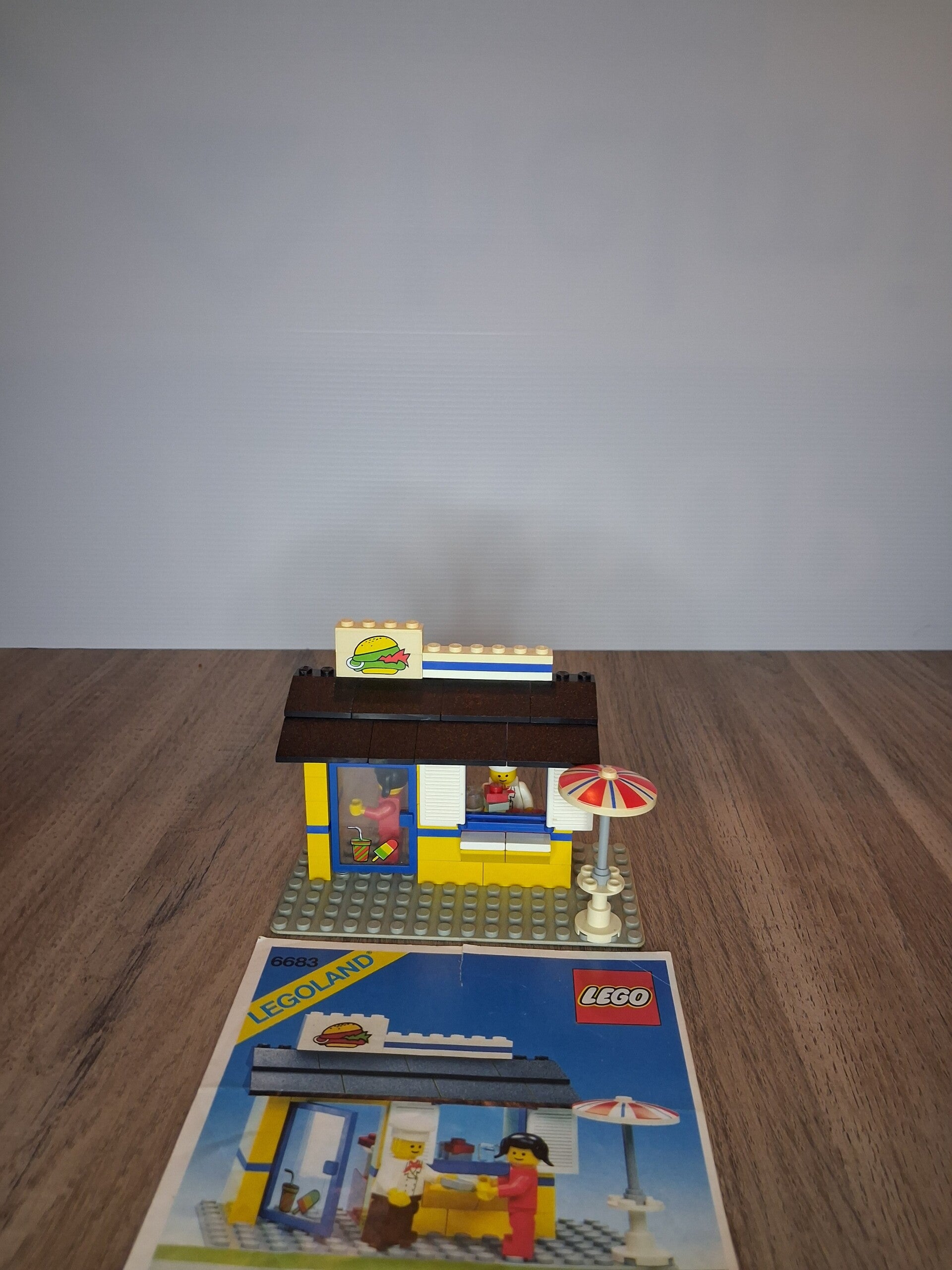 2 LEGO 6683 – Hamburger Stand (1983)