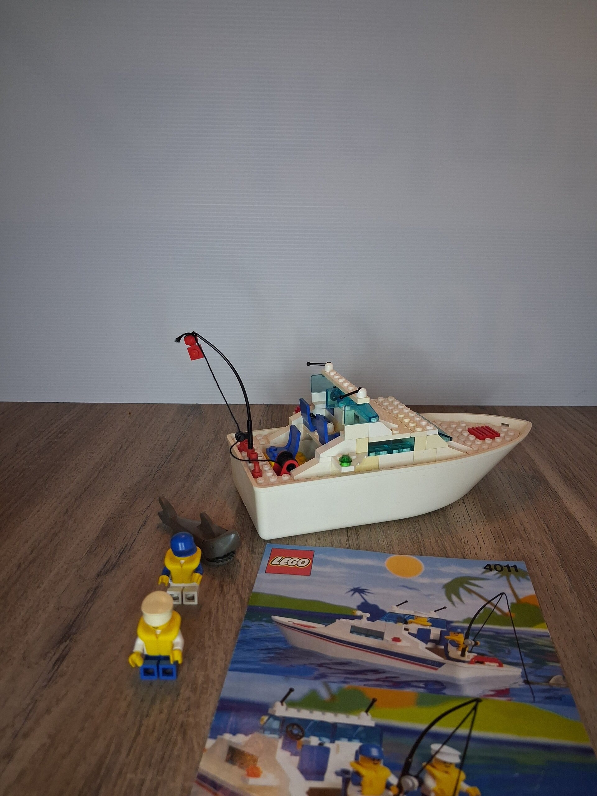 2 LEGO 4011 – Cabin Cruiser (1991)