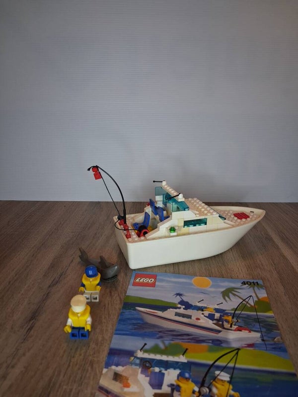 2 LEGO 4011 – Cabin Cruiser (1991)
