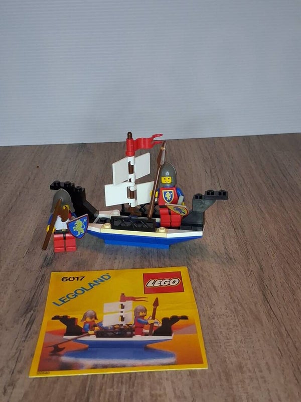 2 castle LEGO 6017 – King’s Oarsmen (1987)