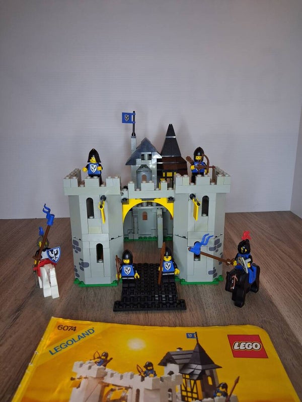 2 riders LEGO 6074 – Black Falcon’s Fortress (1986)