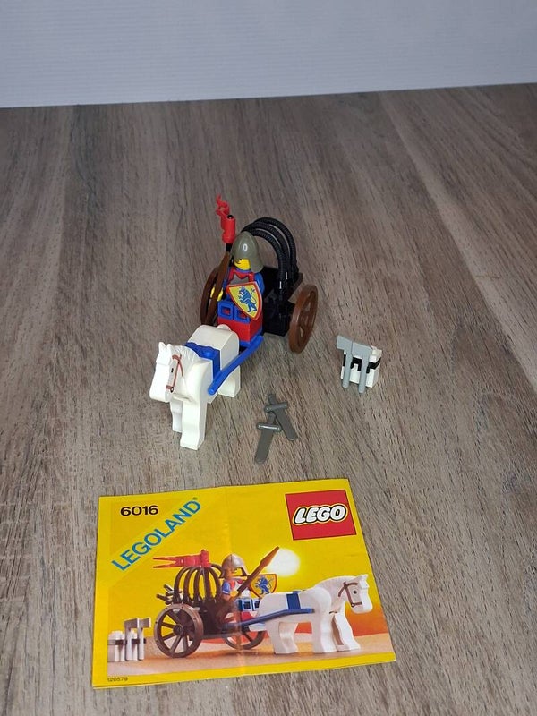 2 ridders LEGO 6016 – Knights’ Arsenal