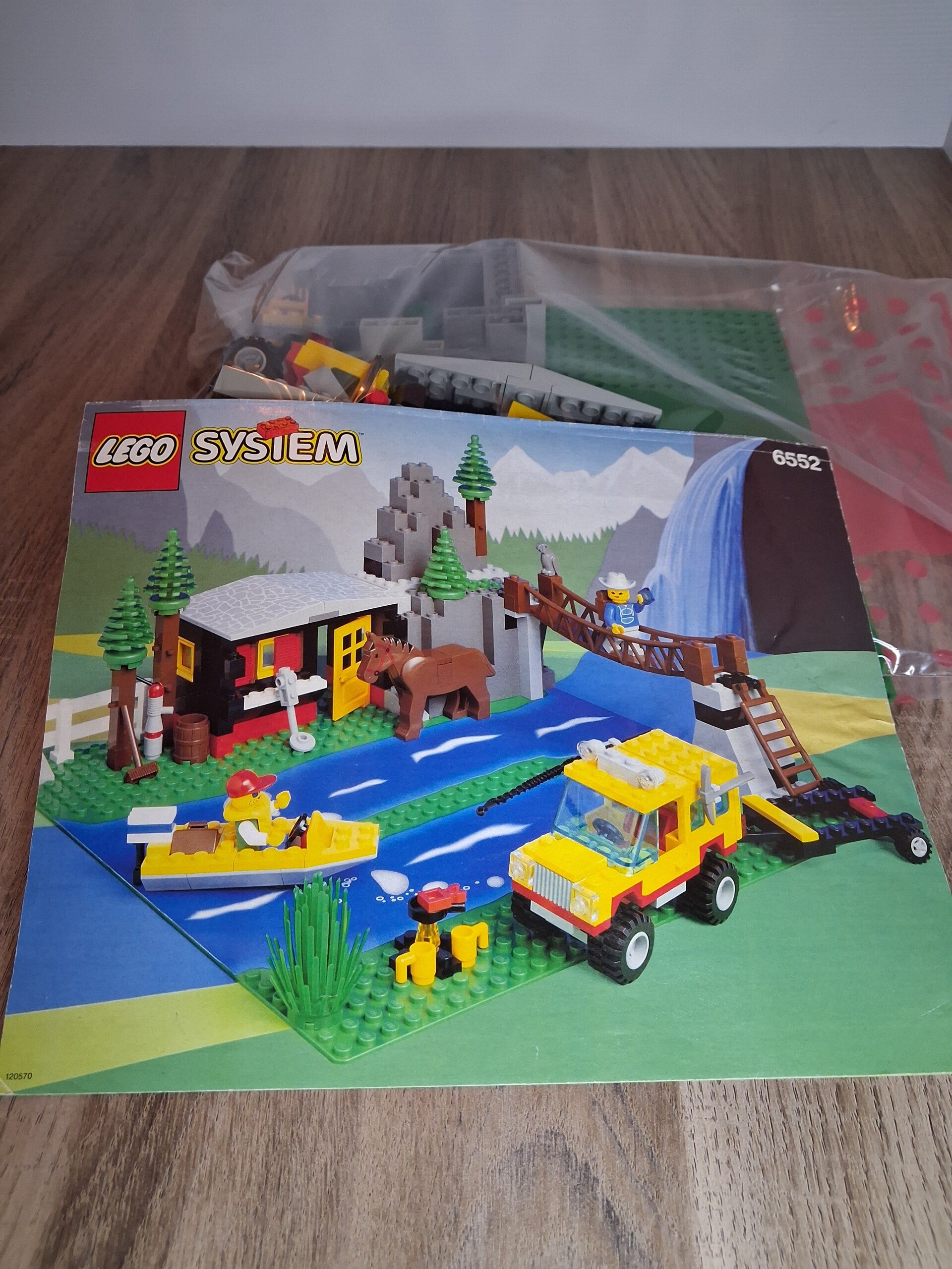2 LEGO 6552 – Rocky River Retreat
