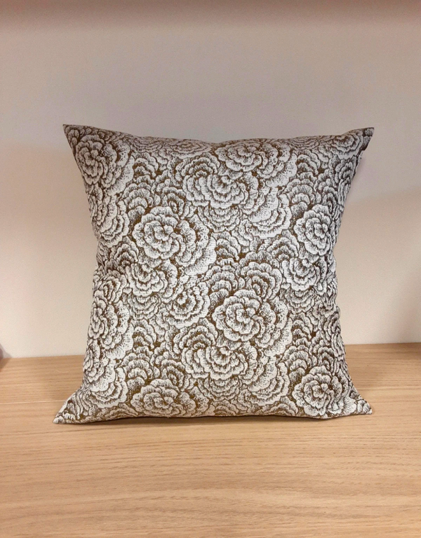 Coussin fleurs doré et blanc 40/40