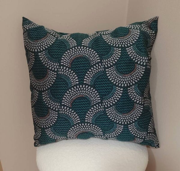Coussin motif vert sapin, blanc et orange 45/45