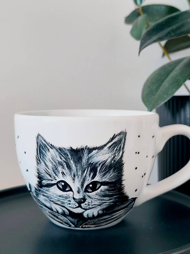 Ręcznie malowany kubek z motywem misia, idealny dla dzieci do codziennej herbaty.