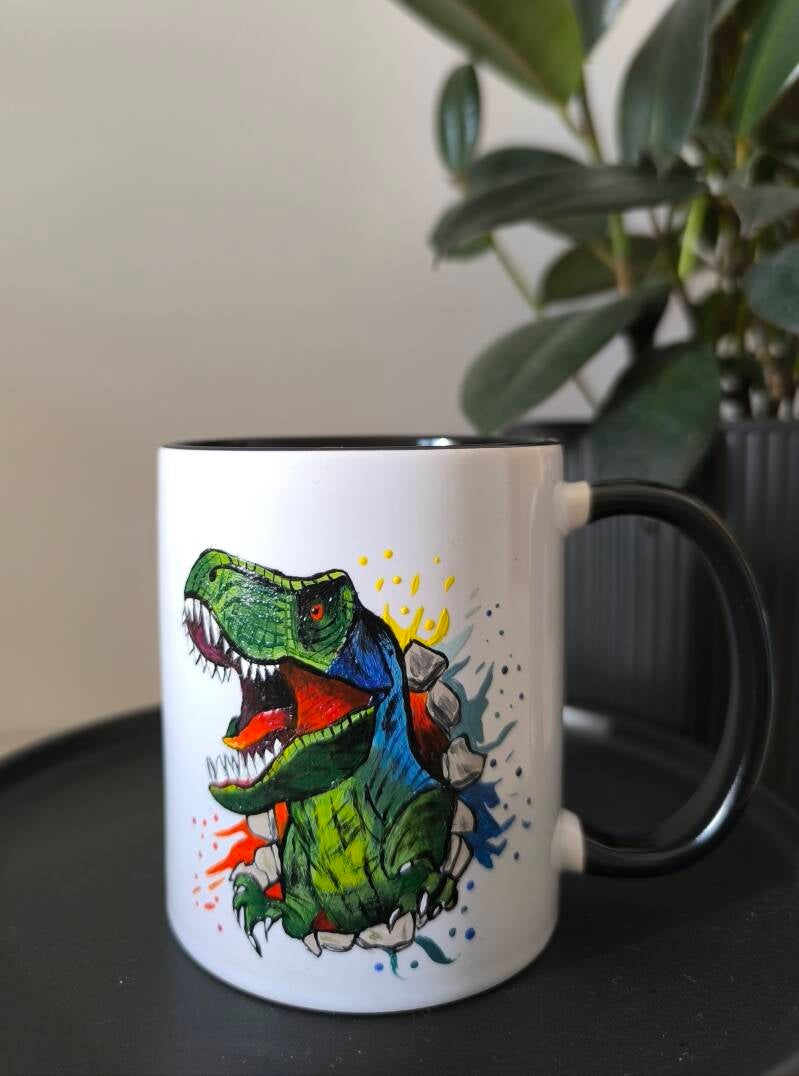 Ręcznie malowany kubek z wizerunkiem kota w czapce zimowej, uroczy i praktyczny.