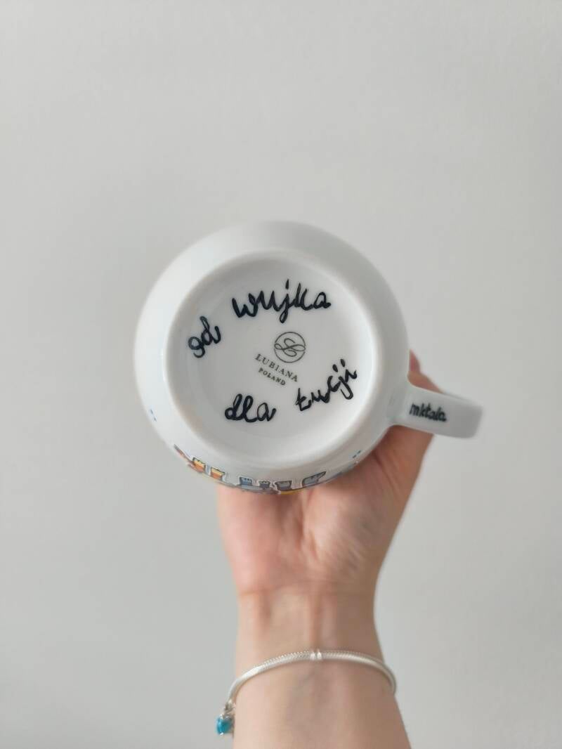 Ręcznie malowany kubek z wizerunkiem sowy i gwiazdek, idealny do wieczornej herbaty.