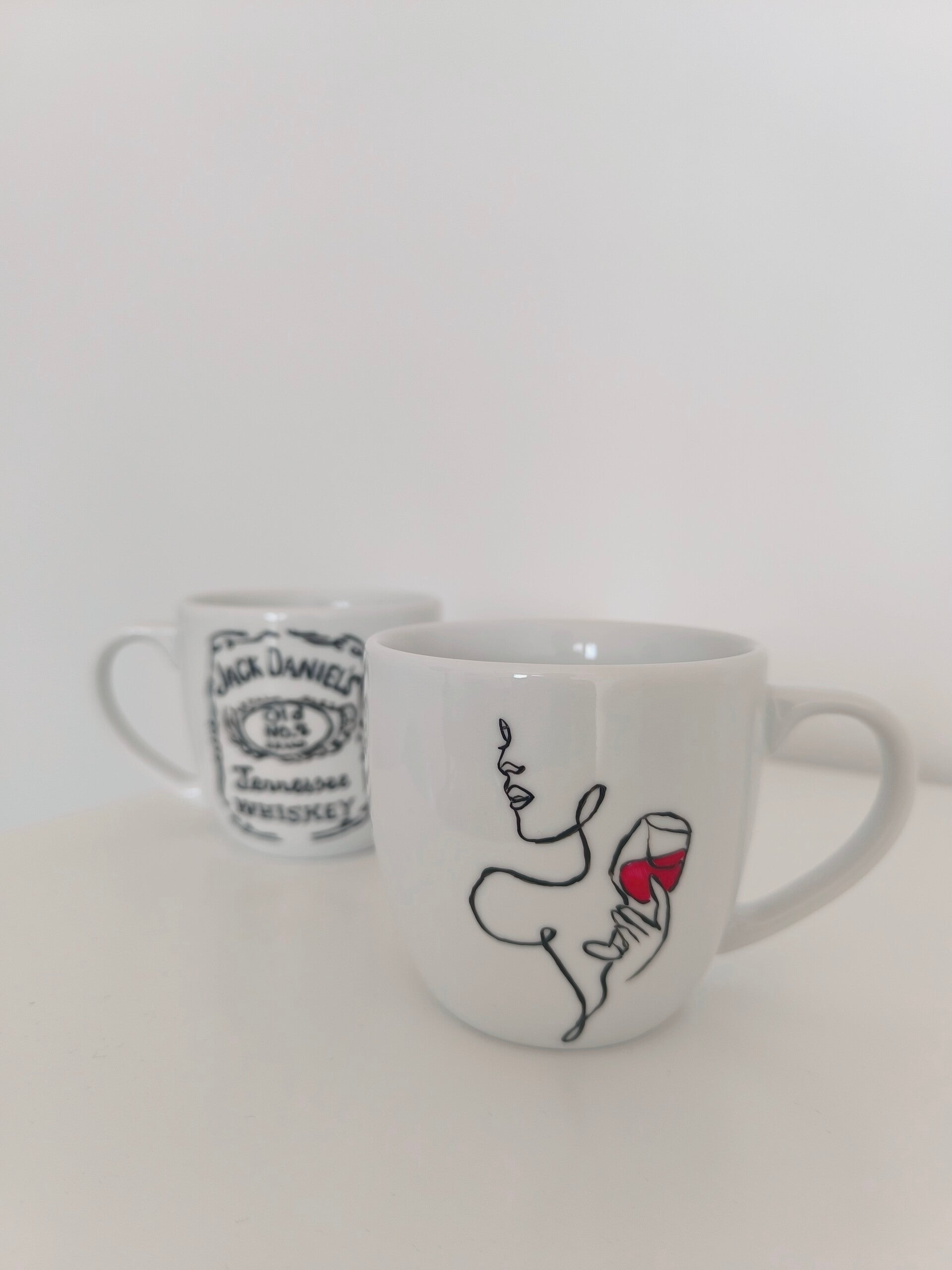 Ręcznie zdobiony zestaw z dzbankiem i kubkami w motywie kwiatowym, prezent ślubny.