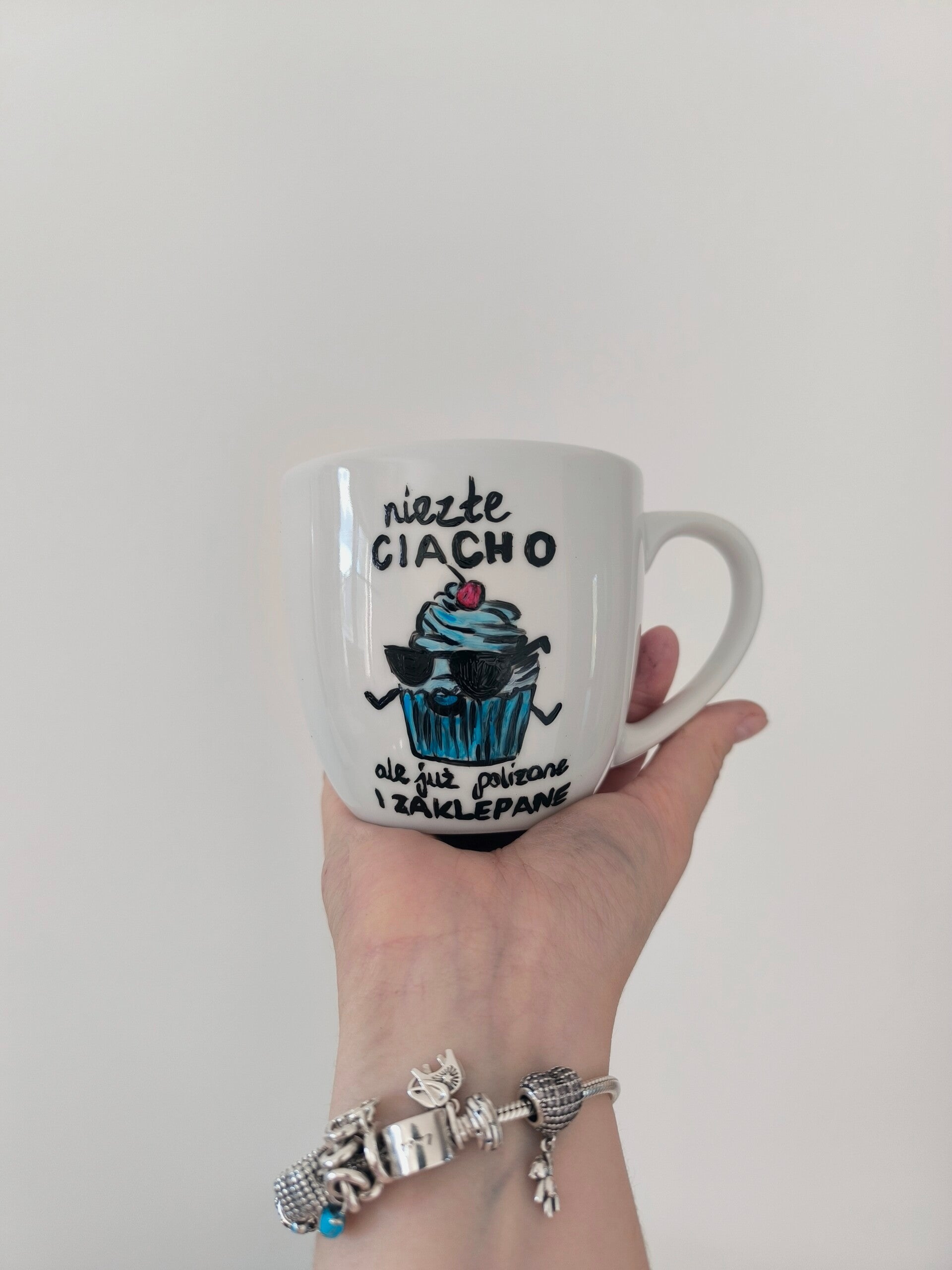 Ręcznie malowany kubek dla fana motoryzacji, doskonały do domu i biura.