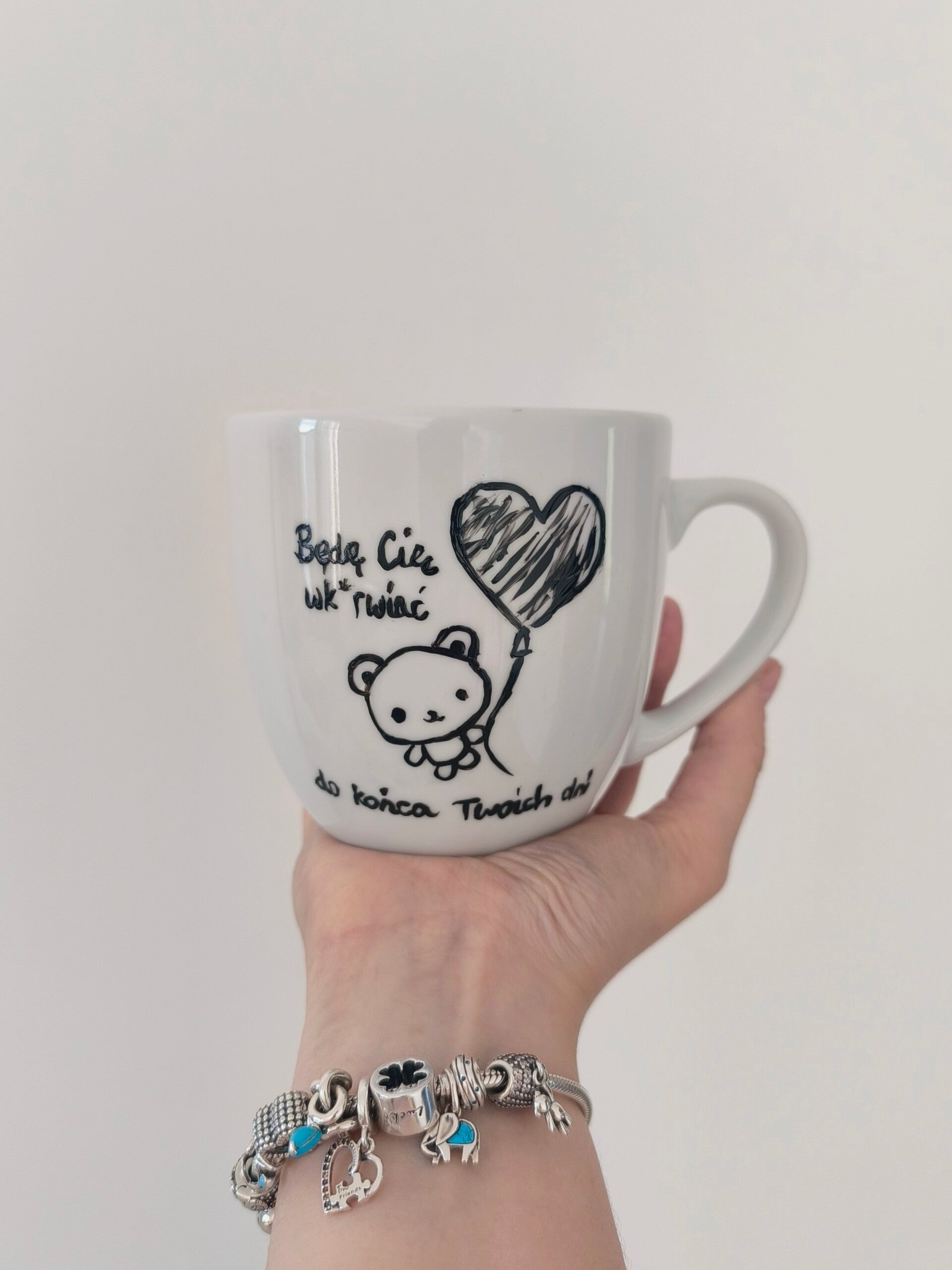 Męski kubek ręcznie zdobiony z motywem gier planszowych, idealny do codziennej kawy.