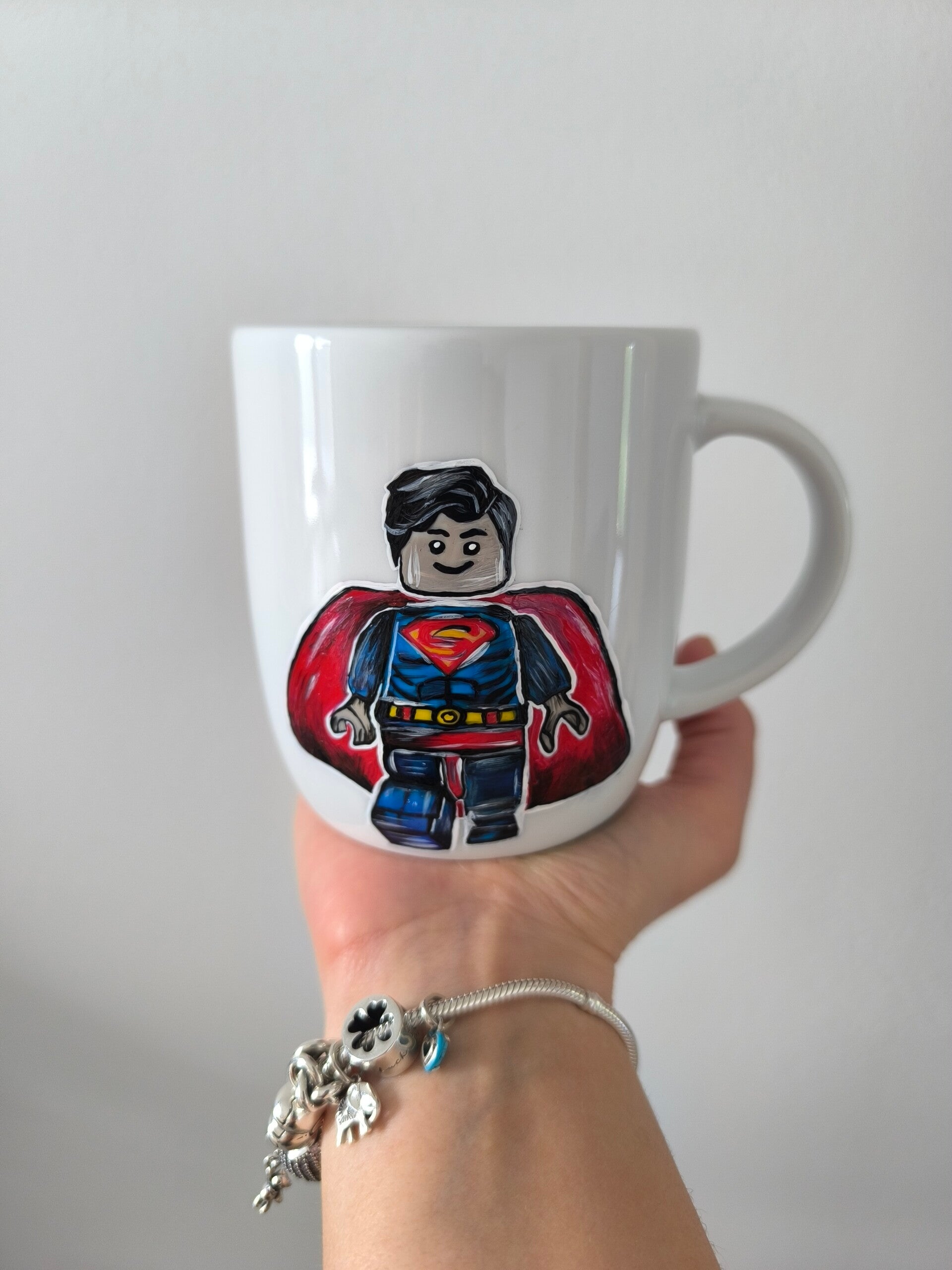 Ręcznie malowany kubek dla policjanta, praktyczny i elegancki w użyciu.