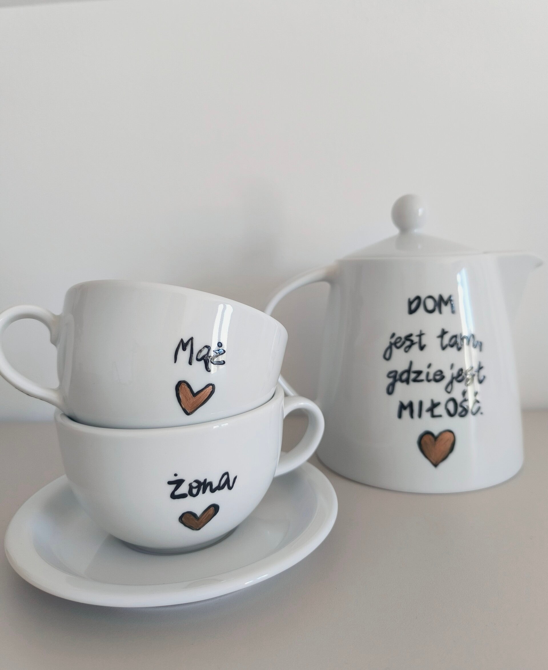 Kubek ręcznie zdobiony z motywem stokrotek, elegancki i praktyczny.