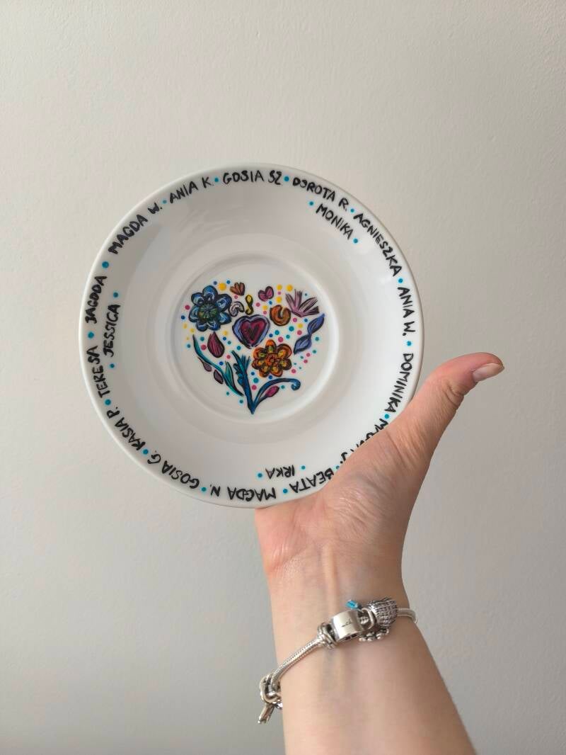 Kubek ręcznie zdobiony z motywem papugi i baloników, prezent dla dziecka.