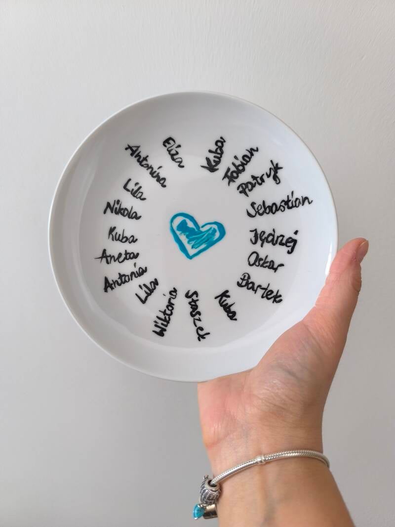 Ręcznie malowany kubek z motywem żabki i lilijek, idealny prezent dla przedszkolaka.